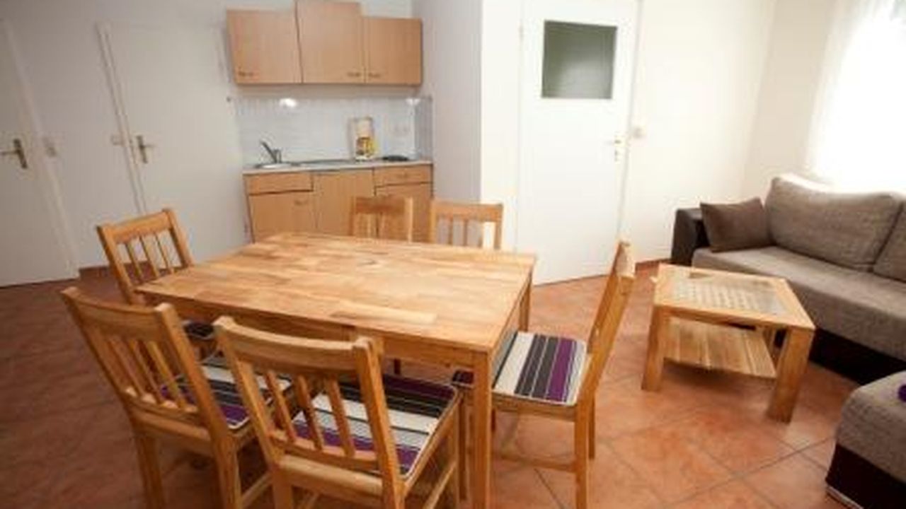 Essbereich mit anschließender Küchenzeile Essbereich mit anschließender Küchenzeile